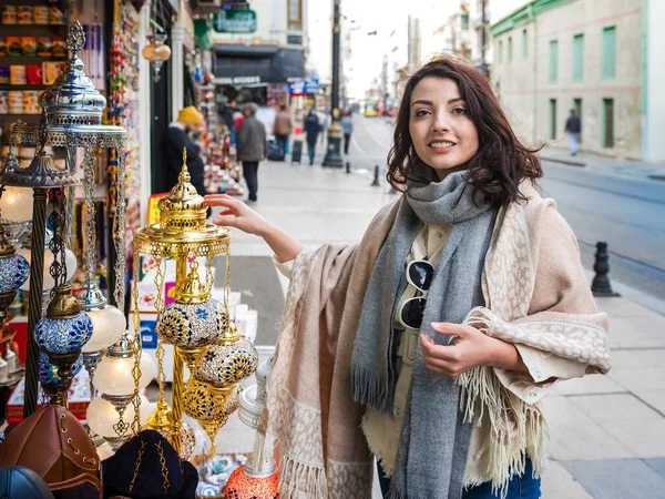 Bella Donna Viaggiatore Sembra Lanterne Colorate Venduto Negozio Istanbul Turchia — Foto Stock