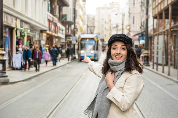 Mooi Jong Meisje Modieuze Kleding Shows Tramway Voertuig Istanbul Turkije — Stockfoto