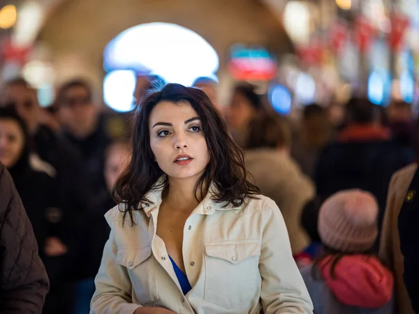 Portret Van Een Mooie Vrouw Modieuze Moderne Kleding Staat Tussen — Stockfoto