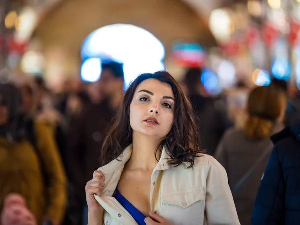 Portret Van Een Mooie Vrouw Modieuze Moderne Kleding Staat Tussen — Stockfoto