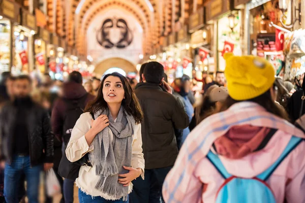 Bella Donna Abiti Moderni Alla Moda Guarda Negozi Grand Bazaar — Foto Stock