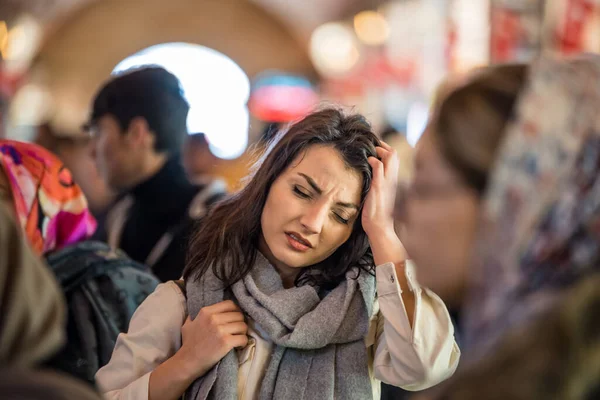 Mooie Vrouw Modieuze Moderne Kleding Heeft Last Van Migraine Hoofdpijn — Stockfoto