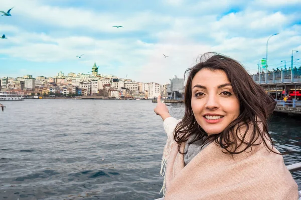 Bella Donna Abiti Moderni Alla Moda Mostra Popolare Galata Tower — Foto Stock