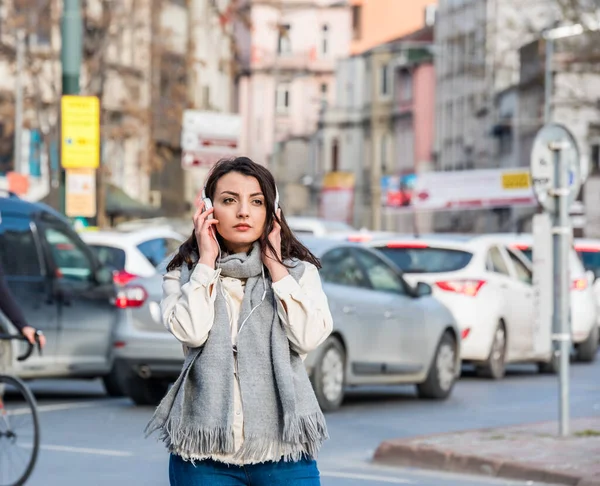 Mooi Jong Meisje Reiziger Trendy Casual Kleding Luistert Muziek Tijdens — Stockfoto