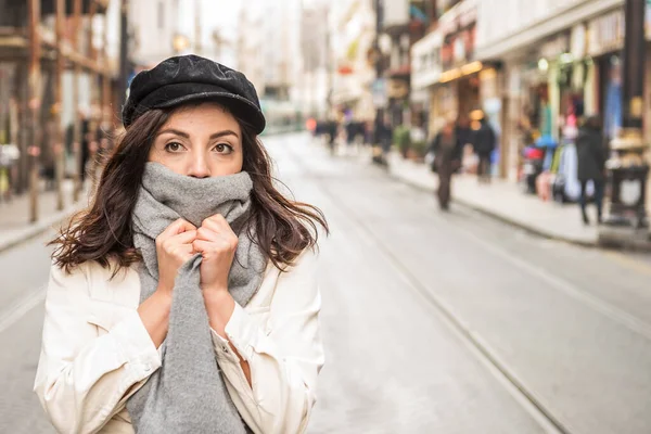 Winter Portret Van Jonge Mooie Vrouw Bedekken Gezicht Met Wollen — Stockfoto