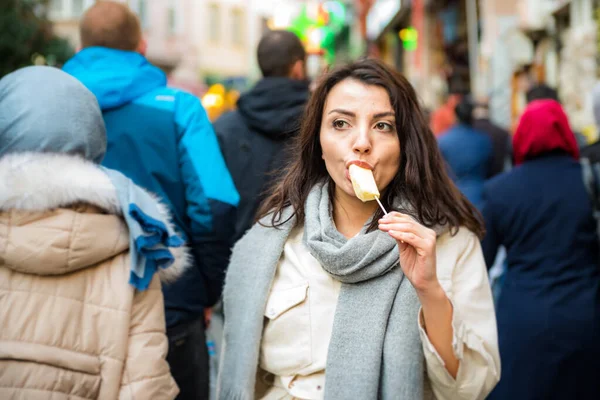 Mooie Jonge Reiziger Vrouw Modieuze Kleding Geniet Van Het Eten — Stockfoto