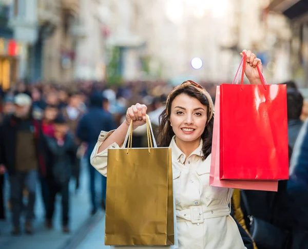 Bella Attraente Ragazza Abiti Alla Moda Tiene Borse Della Spesa — Foto Stock