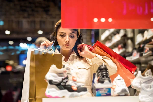 Bella Donna Abiti Alla Moda Sembra Diverso Tipo Scarpe Sportive — Foto Stock