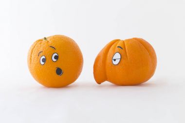 Karikatür yüzler ve koca burun ile taze sulu portakal