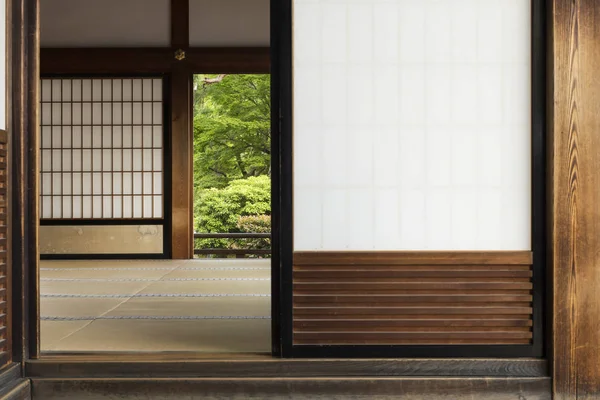 Habitación tradicional japonesa con tatami, shoji y jardín — Foto de Stock