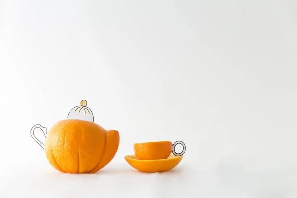 meyveli portakal çay bardağı ve pot