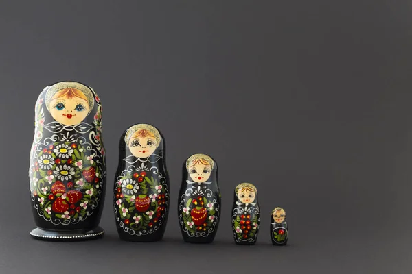 Güzel siyah ahşap matryoshka bebekler