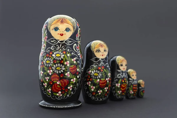 Schöne schwarze hölzerne Matrjoschka-Puppen — Stockfoto