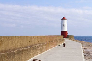 Küçük kırmızı ve beyaz deniz feneri