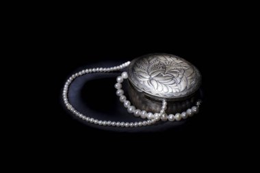 İnci kolye ile güzel vintage gümüş kutu