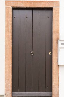 Kahverengi ahşap kapı kapı kolu ile boyalı