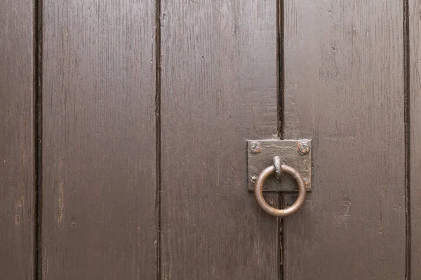 Brown pintado porta de madeira com maçaneta da porta — Fotografia de Stock