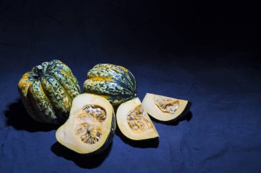 Siyah arka plan üzerine taze gorgonzola kabaklar benekli