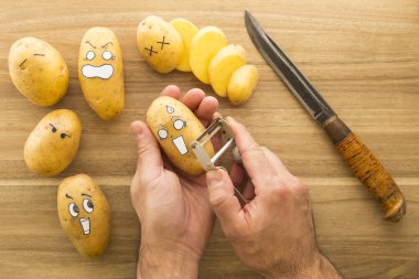 bir ahşap mutfak gemide soyulmuş korkutucu yüz patates