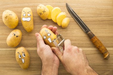 bir ahşap mutfak gemide soyulmuş korkutucu yüz patates