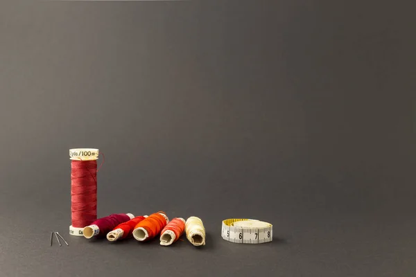 Red thread spools with measuring tape — Stock Photo, Image