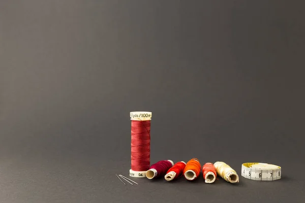 Carretéis de rosca vermelha com fita métrica — Fotografia de Stock