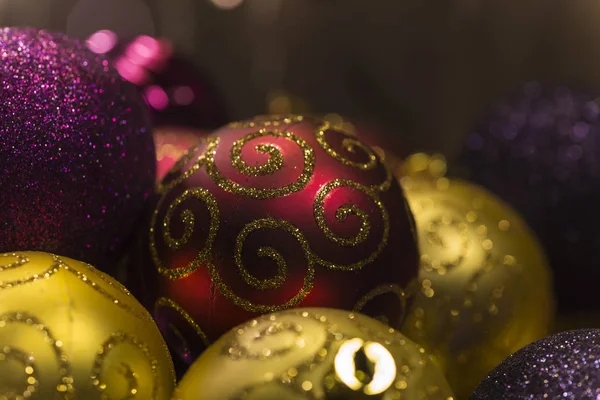 Krásné červené zlato a fialové koule vánoční stromeček — Stock fotografie