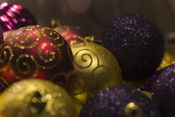 Schönes Rotgold und lila Weihnachtsbaumkugeln — Stockfoto