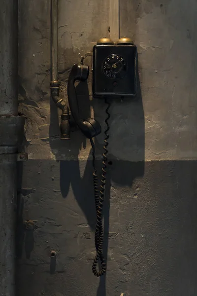 Vintage telefon czarny, wiszące na ścianie — Zdjęcie stockowe