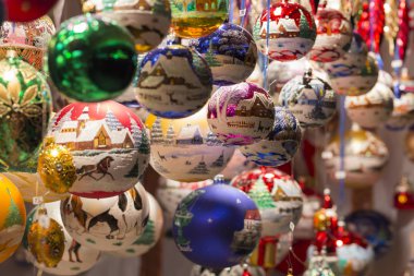 Güzel renkli el yapımı yılbaşı ağacı topları ve dekorasyon