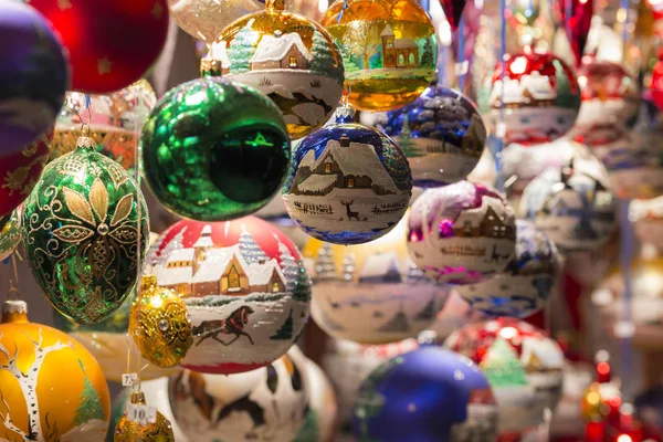 सुंदर रंगीत हाताने तयार केलेले ख्रिसमस ट्री चेंडू आणि सजावट — स्टॉक फोटो, इमेज