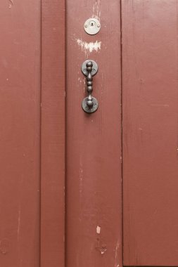 Kırmızı boyalı ahşap kapı ile düz metal düğme