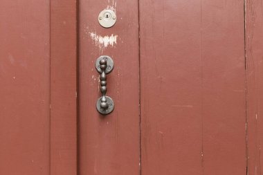 Kırmızı boyalı ahşap kapı ile düz metal düğme