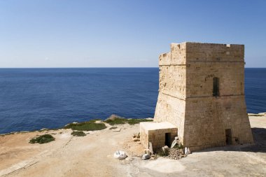 Malta gözetleme kulesi ve mavi okyanus