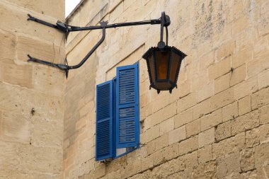 Sokak lambası ve mavi pencere Panjur Mdina içinde