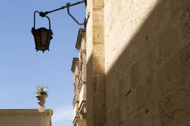 Mdina Malta sokak lambası mavi gökyüzünde