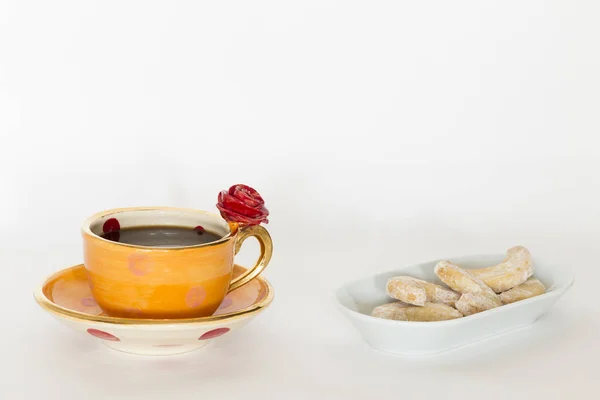 Beautiful handmade orange cup with red rose — Stock Photo, Image