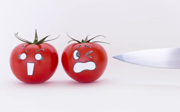 Tomates effrayantes et lame de couteau tranchante — Photo