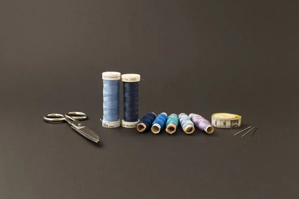 Spoelen van de blauwe wol met een schaar — Stockfoto