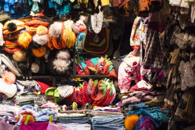 Pazar booth ile renkli el örgü yün cothes