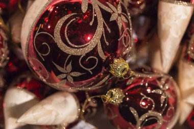 Parlak kırmızı ve beyaz Noel ağacı topları ile altın süsleme