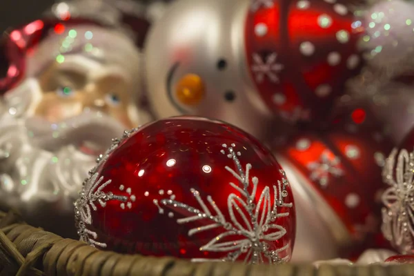 Schöne rote glänzende Weihnachtsmann und Schneemann Weihnachtsbaumdekor — Stockfoto