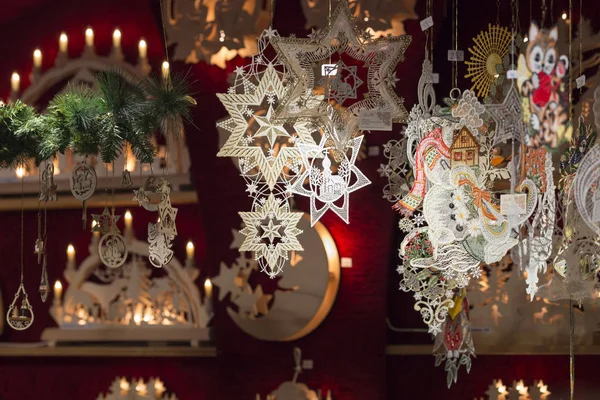 Schöne handgemachte Weihnachtsdekoration in einem Geschäft — Stockfoto