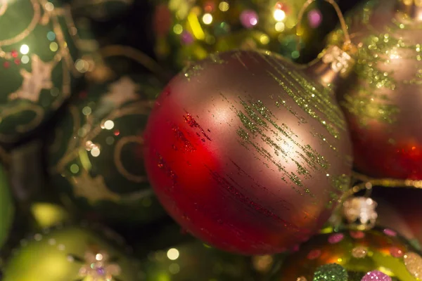 Rote rosa und grüne Weihnachtsbaumkugeln mit Glitzern — Stockfoto