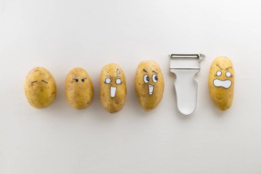 korkunç yüzü patates ve beyaz arka plan üzerinde Soyucu