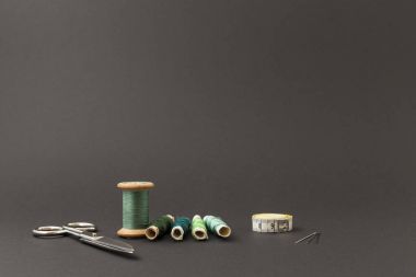 Yeşil iş parçacığı biriktiricileri makas ile kesme