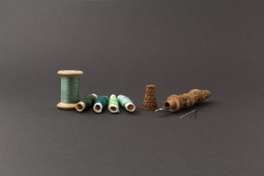 Yeşil iş parçacığı biriktiricileri iğneler ile