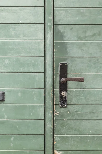 Porta de madeira verde com punho preto — Fotografia de Stock
