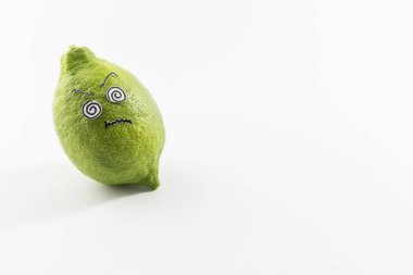 Taze görünümlü yeşil limon ekşi