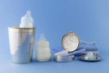 Bebek çocuk lüks öğeler soluk mavi zemin üzerine